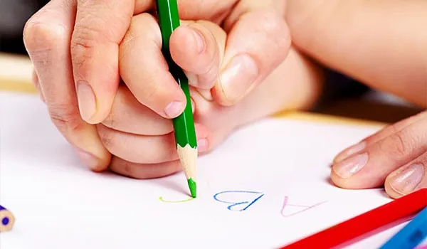 5 روش برای آموزش مداد دست گرفتن به کودکان پیش دبستانی