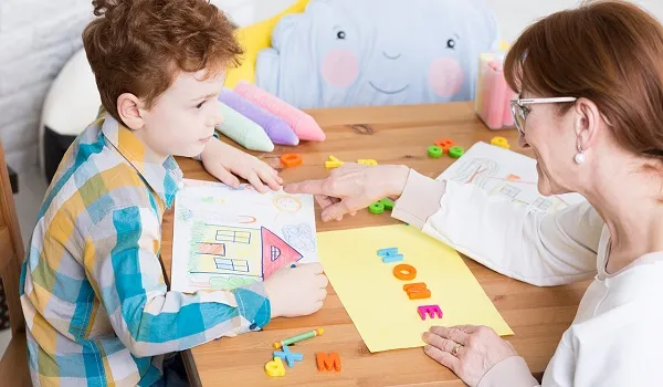 بازی درمانی کودک بهترین روش برای بهبود سلامت روان و رشد کودک