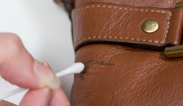 پاک کردن لکه جوهر از روی کفش چرم