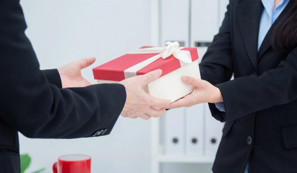 چرا انتخاب هدیه روز کارمند اهمیت بالایی دارد؟